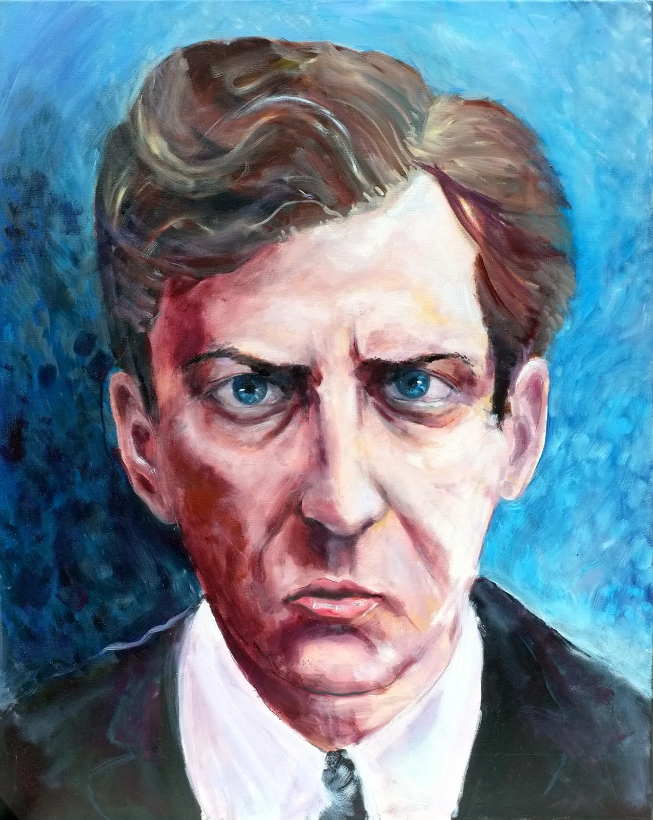 Portret van een man met bruin krullend haar en een strenge blik, tegen diepblauw