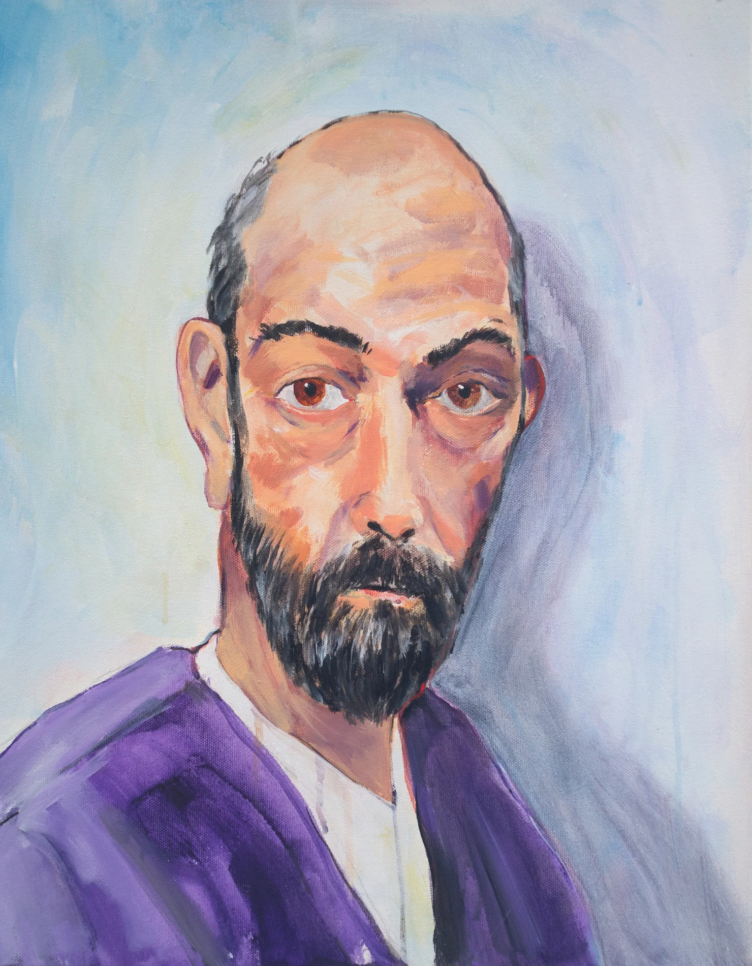 Portret van een kale man met baard in een paarse jas, tegen lichtblauw