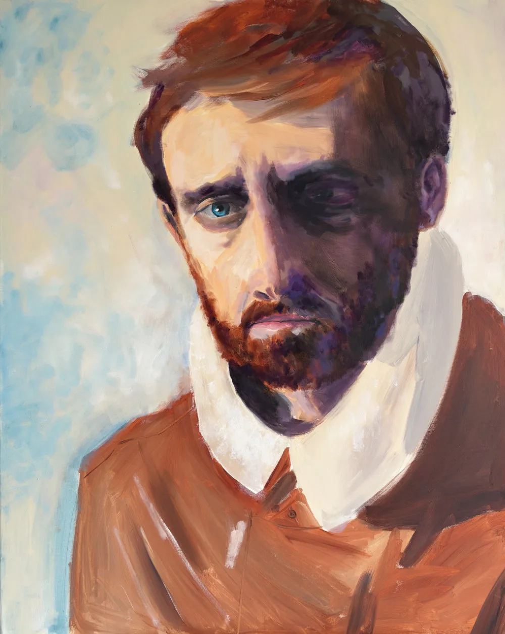 Portret van een man met baard in een oranje jas met witte kraag