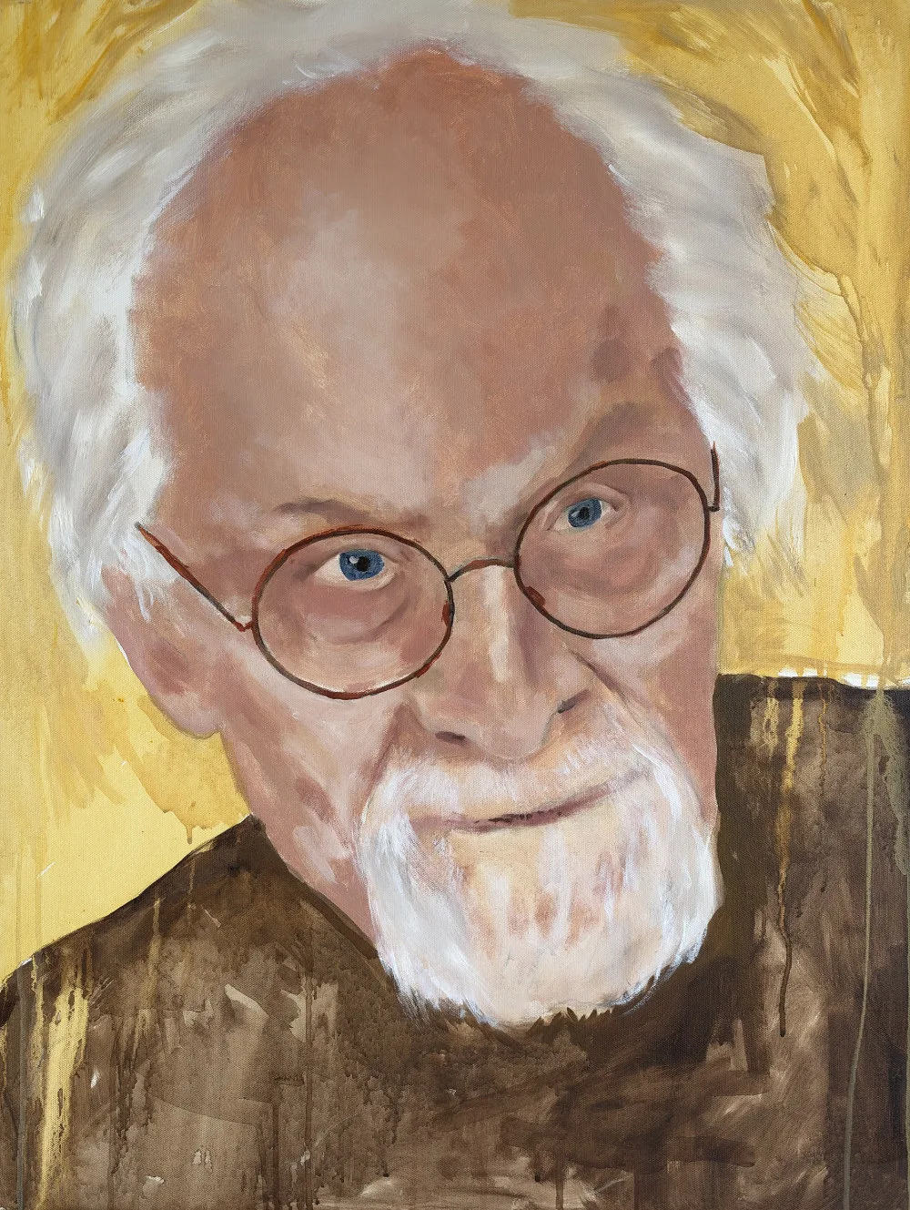 Portret van een oude man met wit haar en een ronde bril, tegen geel